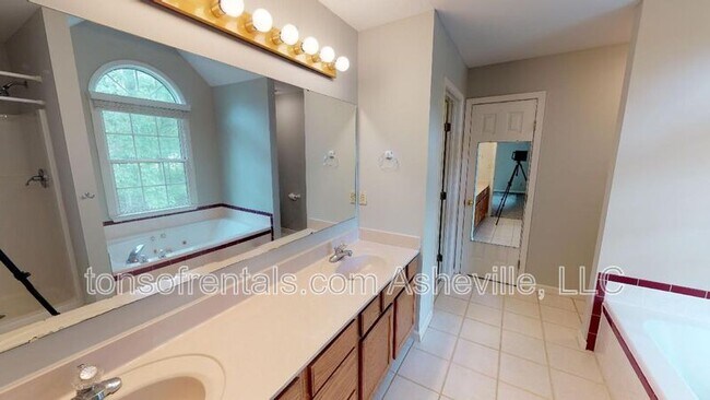 Building Photo - 15 Collenwood Rd