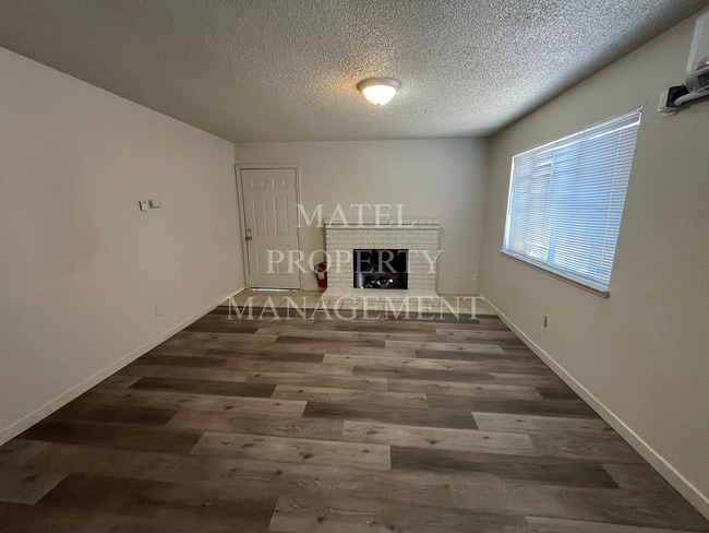 Building Photo - GIL560