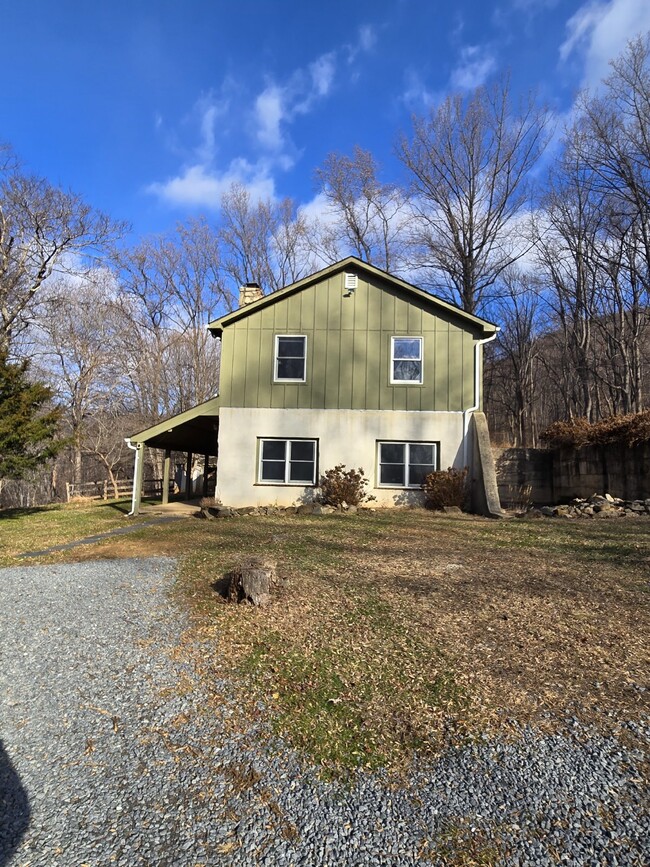 Building Photo - Country Home