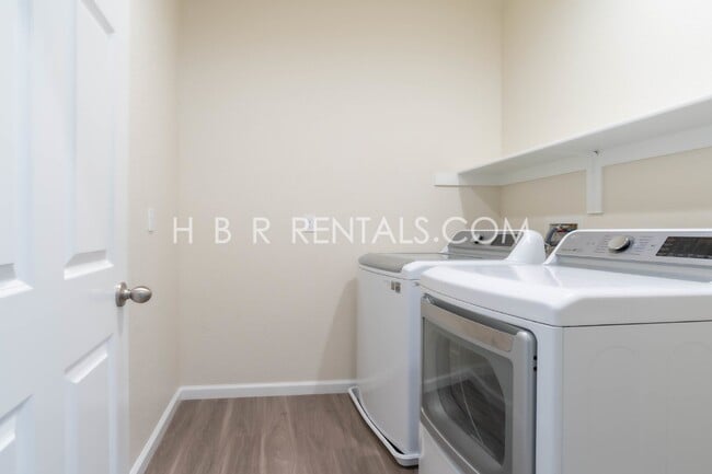 Building Photo - 312 E Liverno Ave