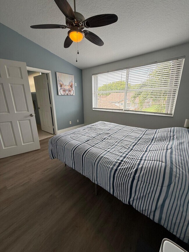 Building Photo - 1120 W Lakes Dr