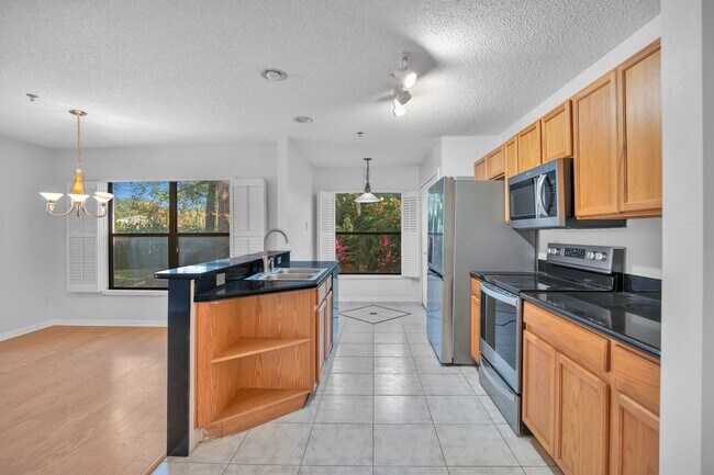 Building Photo - Spacious 3 Bedroom 2 Bath Condo in Gated Community of La Vita