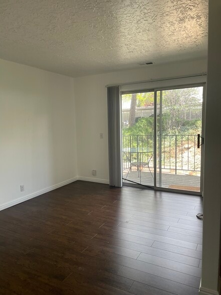 Building Photo - 1044 E Quail Park Dr