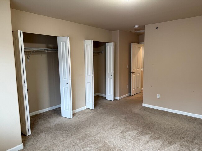 Building Photo - Beautiful 2 bed, 2.5 bath townhome located...