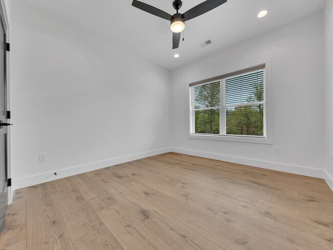 Building Photo - 252 River Valley Cir