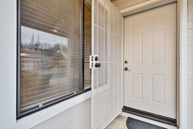 Building Photo - Updated 2 Bed, 2 Bath Duplex with Private Fenced Yard in Rescue!