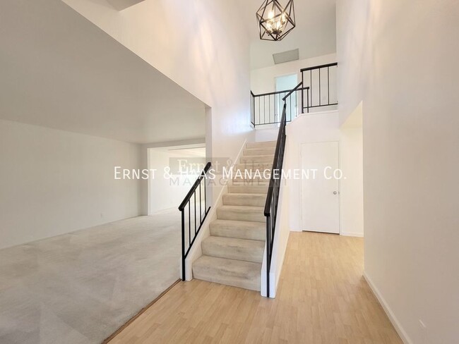 Building Photo - Beautiful 4 Bedroom 2.5 Bath Executive Hom...