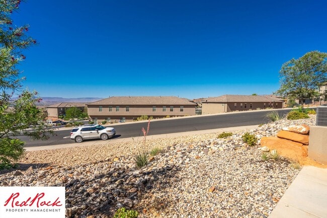 Building Photo - Lovely townhome with Community Pool!
