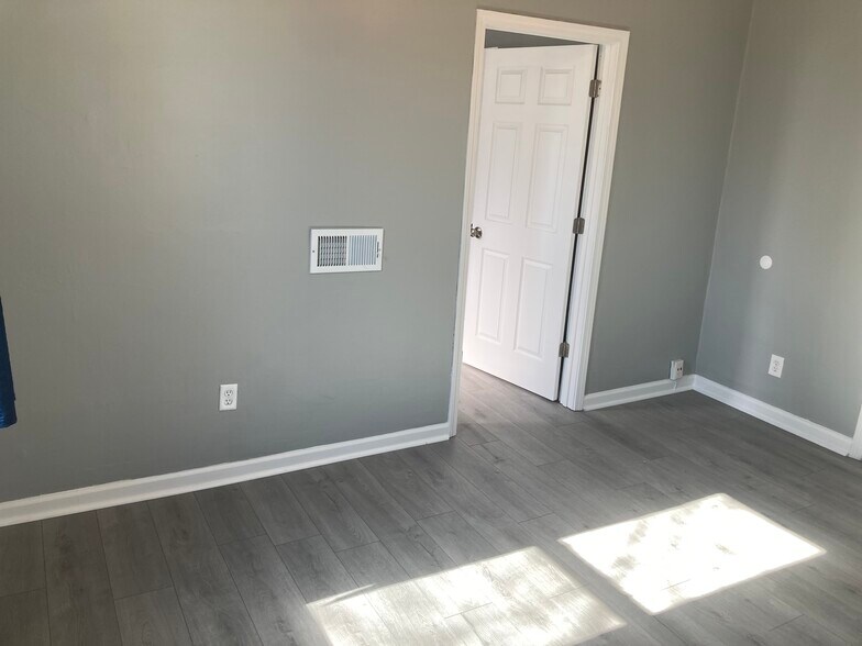 Building Photo - 8 N Indiana Ave