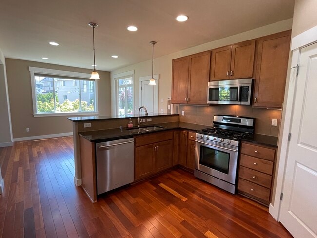 Building Photo - 13904 North Pointe Cir