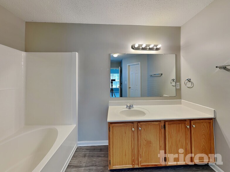 Building Photo - 115 Markham Dr