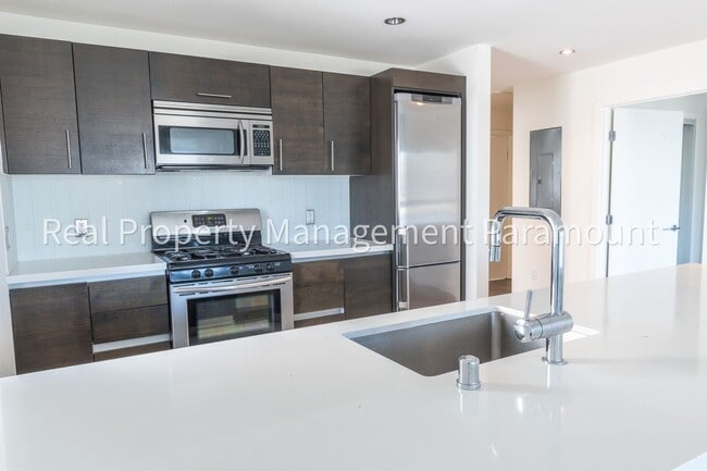 Building Photo - Beautiful new 2 bed 2 bath
