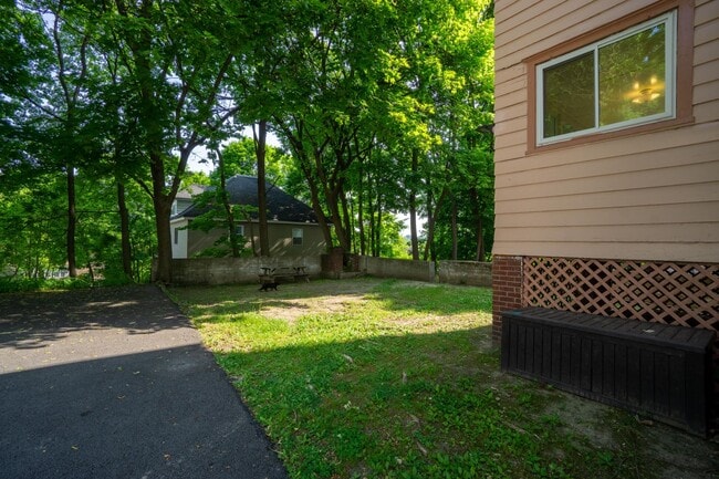Building Photo - Spacious 3 Bedroom Flat With Off-Street Pa...