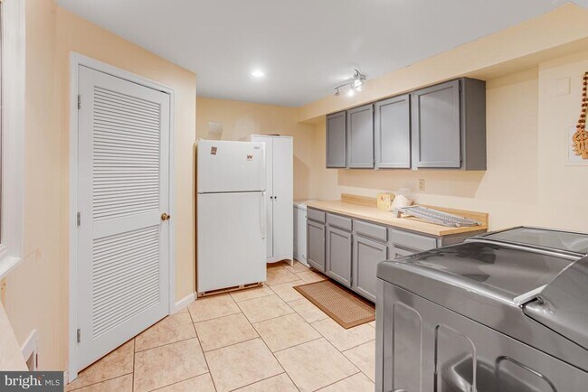 Building Photo - 3434 Fort Lyon Dr