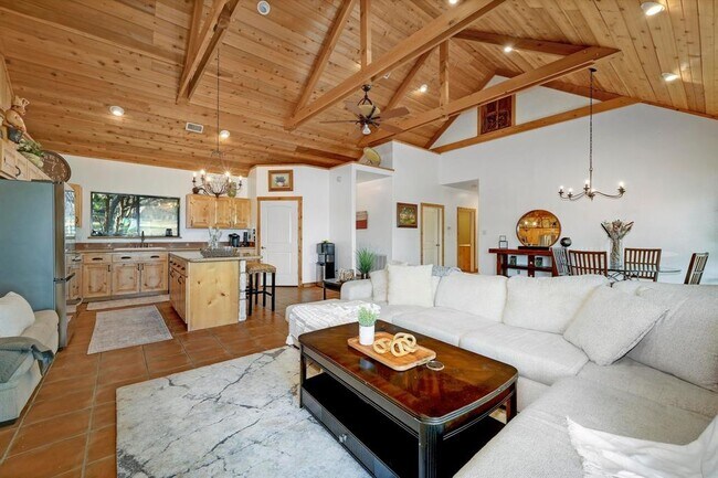 Building Photo - 401 Madrone Canyon Dr