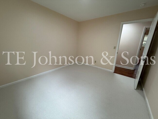 Building Photo - 3 Bedroom Close to Mt. Tabor