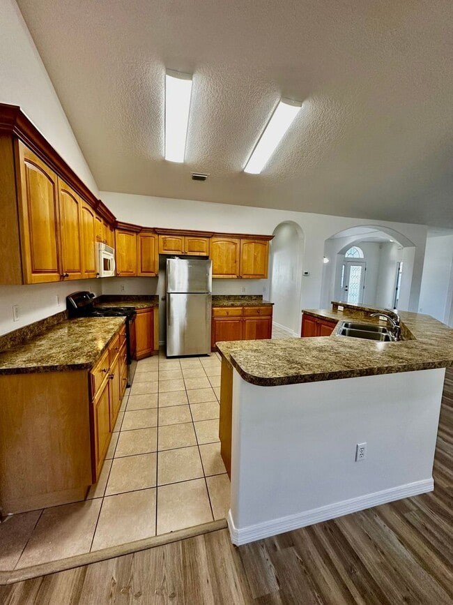 Building Photo - *Move In Ready* Bright & Spacious 3BR/2BA Home with Open Layout & Huge Backyard in Orlando