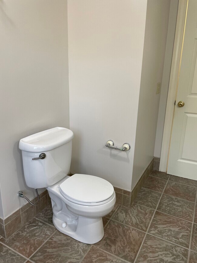 Building Photo - 611 Suite B