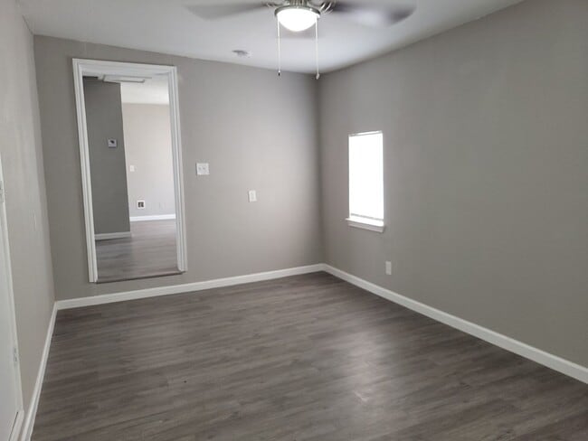 Building Photo - 1/1 rear apartment ready for move-in WITH ...