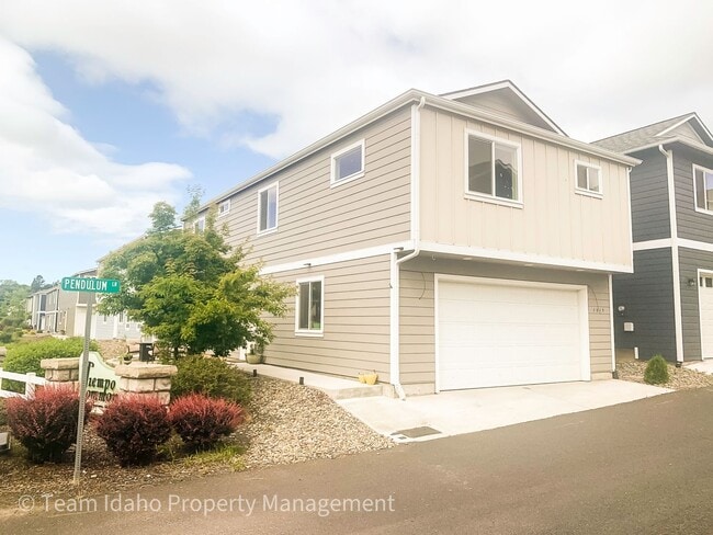 Building Photo - Single Family Home with Attached Garage
