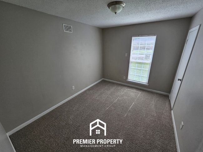 Building Photo - Move-In Ready 3BR Gem in Memphis - Cozy Fireplace, Tile Dining & Private Yard