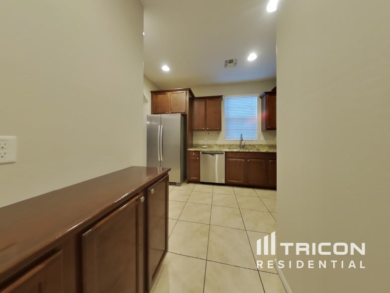 Building Photo - 14875 N 177th Ave