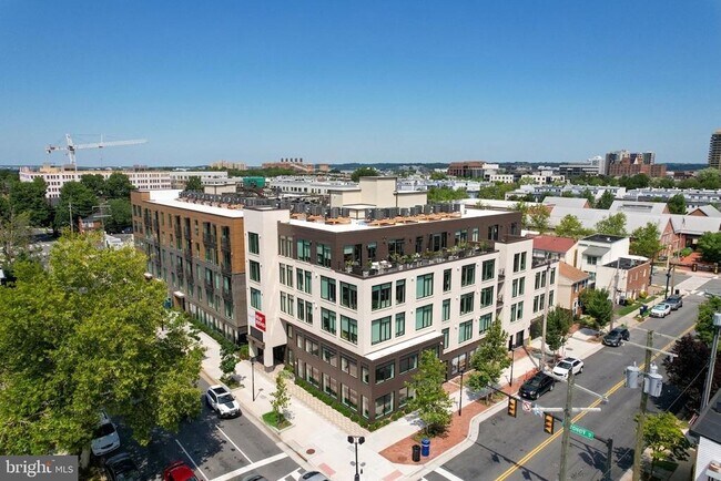 Building Photo - 701 N Henry St