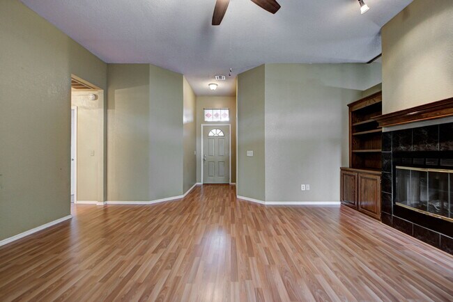 Building Photo - 2912 Edinburg Dr