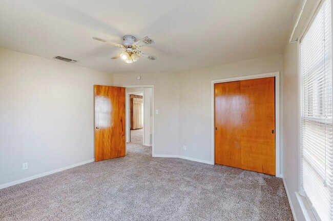 Building Photo - Charming 3-Bedroom Gem with Mid-Century Fl...