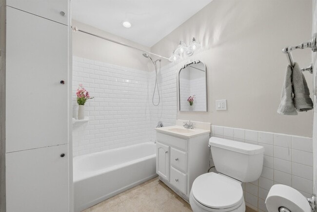 Building Photo - 4735 N Kilbourn Ave