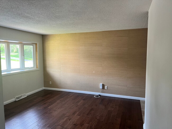 Building Photo - 1410 Golden Valley Dr