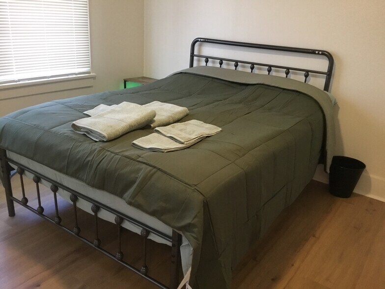 Building Photo - 665 Loma Ave