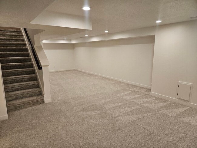 Building Photo - Amazing 4 Bed, 3.5 Daybreak Home with Office