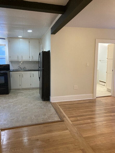 Building Photo - 28 1/2 Grove St