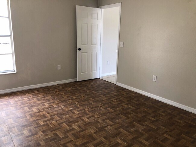 Building Photo - 3 Bed 2 Bath Home | Pet Friendly with Fenced Yard | Washer Dryer Hook Ups | Section 8 Welcome