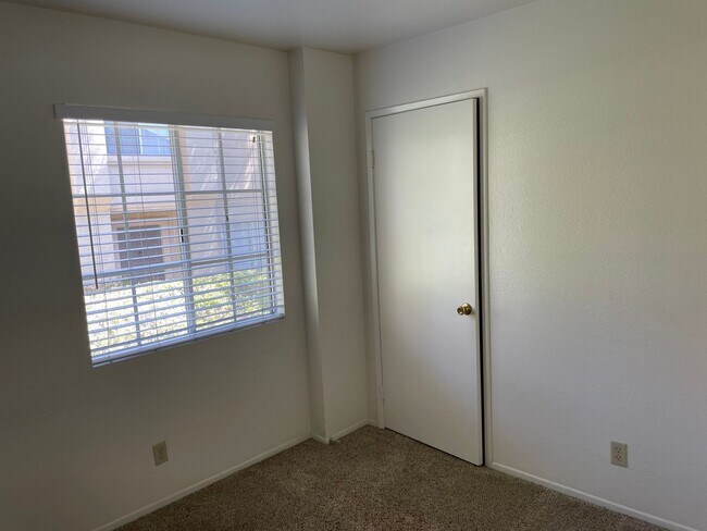 Building Photo - Great Location in Lake Forest