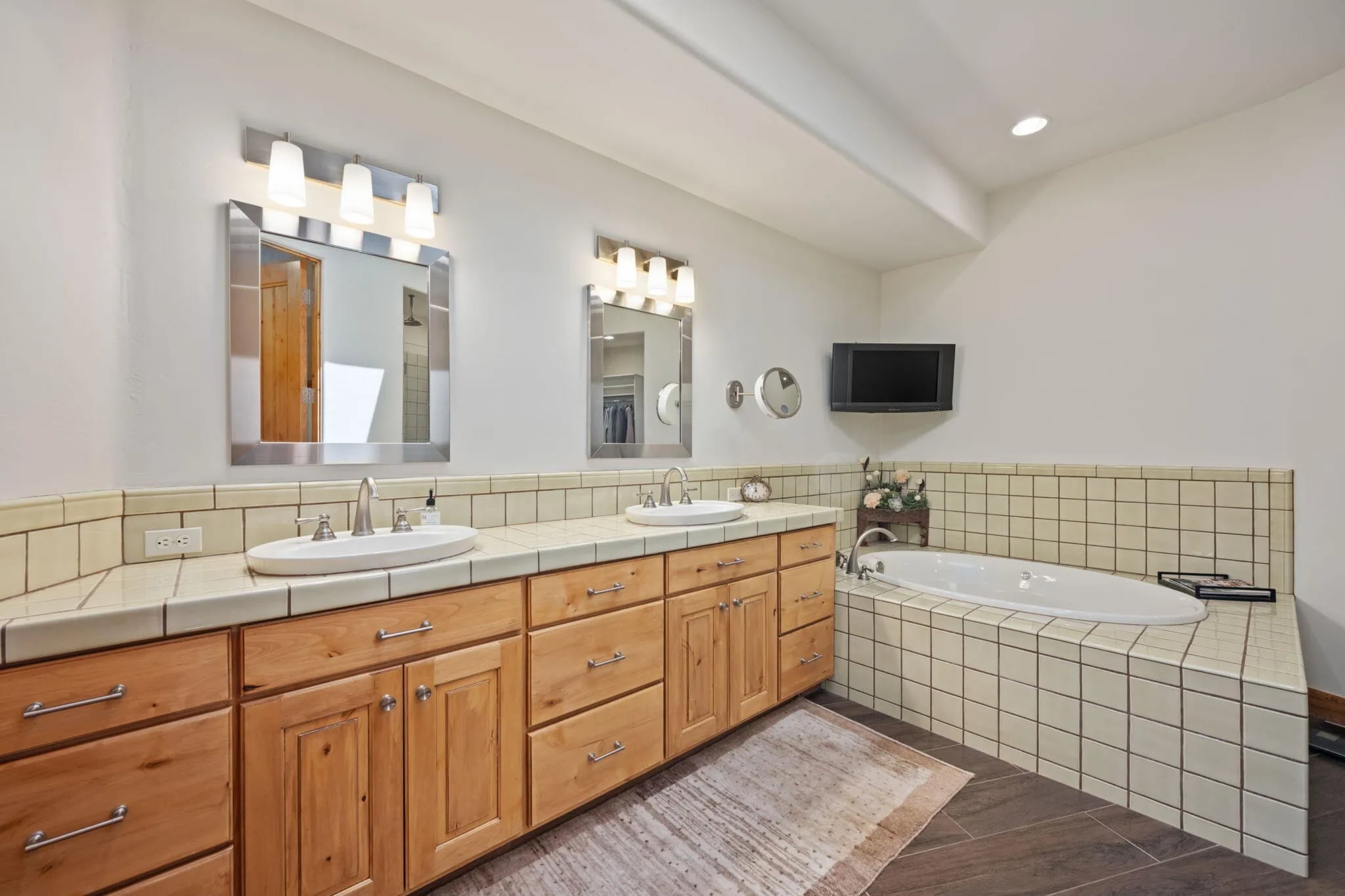 Double-Vanity Ensuite With Skylit Makeup Station - 1500 E Split Rock Dr