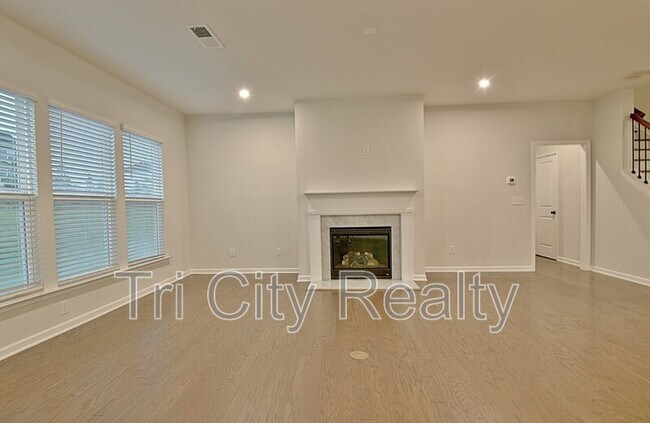 Building Photo - 504 Albertson Ave