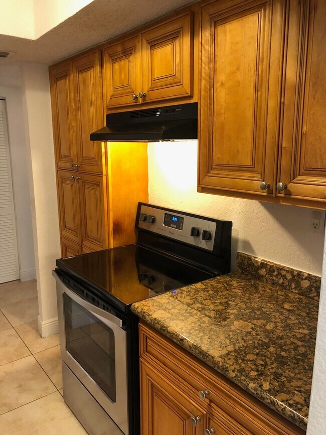 Building Photo - Privately owned 3 bedroom condo