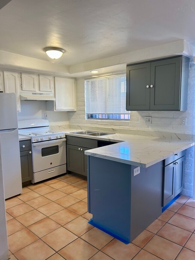 Building Photo - FOR RENT