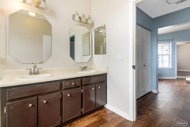 Building Photo - 2060 Cambridge Cir