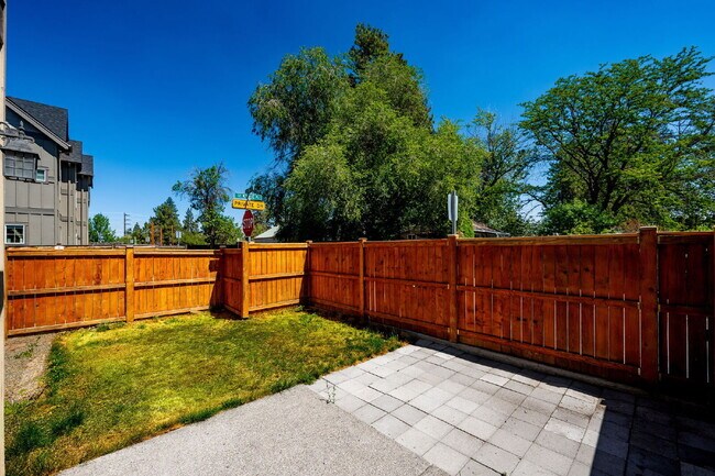 Building Photo - 3 Bed, 2.5 Bath Townhome Centrally Located– Bend, OR