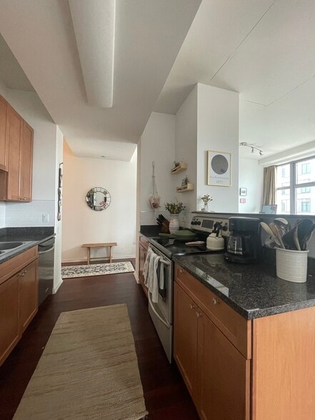 Building Photo - 1000 W Leland Ave