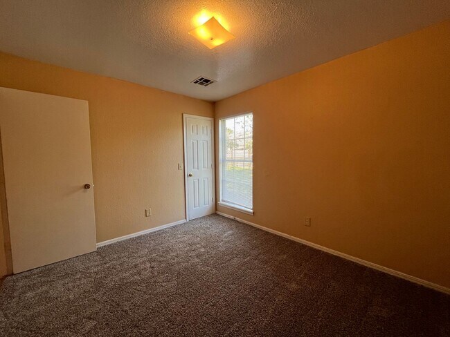 Building Photo - Broken Arrow duplex: 3 bedroom Duplex!