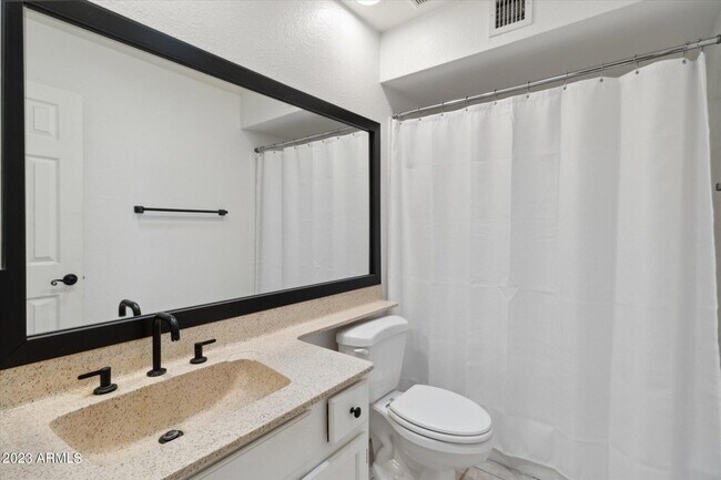 Building Photo - 2150 S Las Palmas