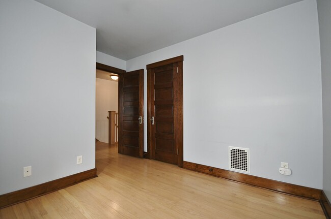 Building Photo - Charming 2-Bedroom Townhouse for Rent in C...