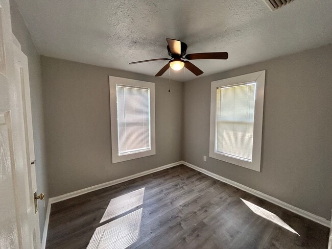 Building Photo - Cute 2 Bedroom House Available