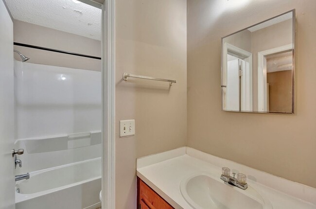 Building Photo - Charming 3BR/2B Duplex in Gadsden Acres – ...