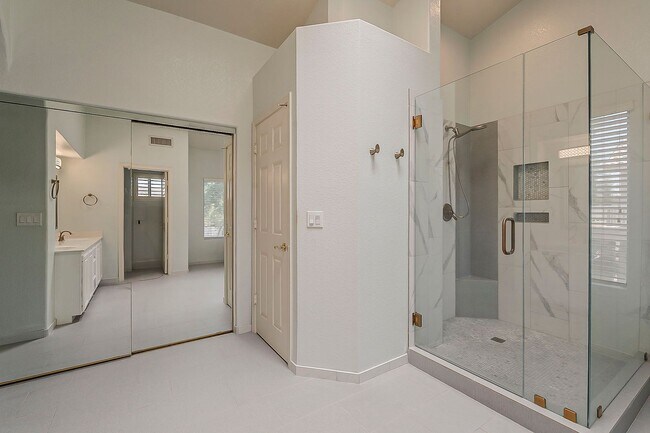 Building Photo - Welcome to your private Oasis!!