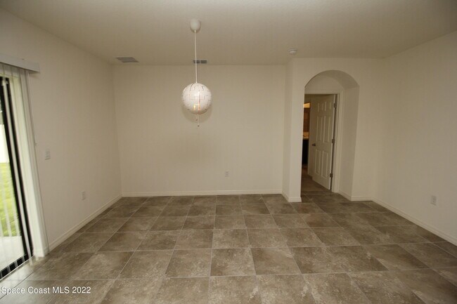 Building Photo - 3650 Peony Ct SE